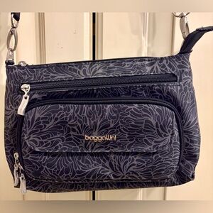 NWOT Baggallini Gray/Black Floral Crossbody Bag